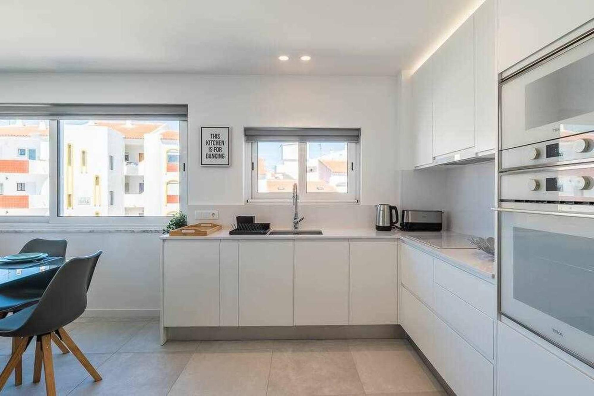 Central Town 2-Bedroom Apartment Αλμπουφέιρα Εξωτερικό φωτογραφία