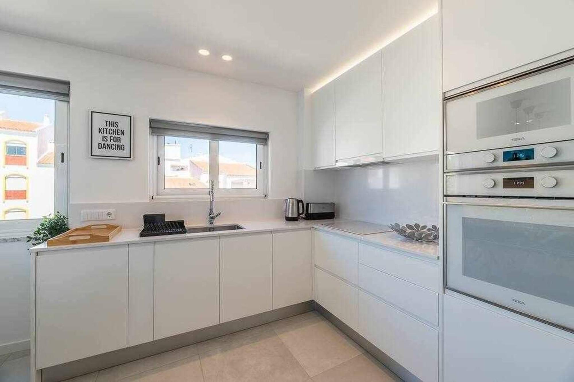 Central Town 2-Bedroom Apartment Αλμπουφέιρα Εξωτερικό φωτογραφία